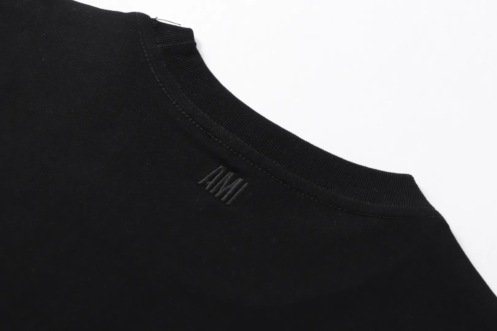 Style No.: A 008# P57 Ami 2026 Spring/Summer New Arrival T-shirt Short Sleeve The workmanship of this chapter is extremely cumbersome and complicated. It uses water-soluble polyester and water-soluble thread, first starting the pattern, dyeing, then air-drying, shaping, and then laser processing of details. The process time is long, which distinguishes it from the garbage version of the leaky bottom fabric on the market. We completely restore the correct version of the official website 1:1, with high-weight fabrics, synchronized detail routing, and restored official website letter embroidery, which is the only correct version on the entire network. Color: Apricot Black Navy Blue White Sizes: S-XL